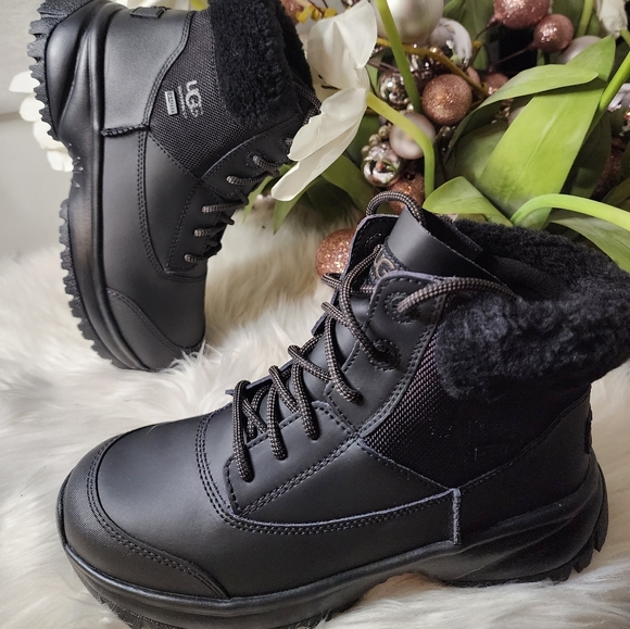 Ugg Yose Fluff V2 Women shoes new - Picture 1 of 9